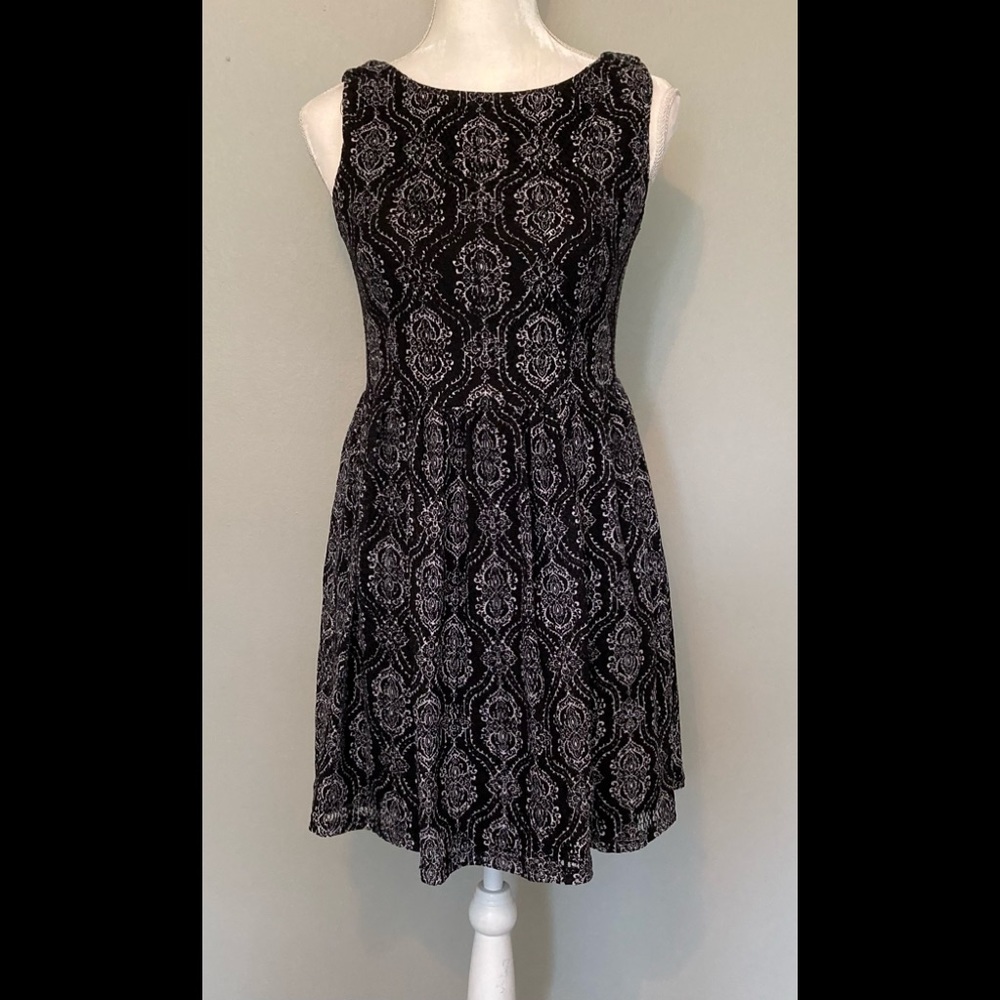 Adorable xhilaration Sz M, Blk/white, Fit & flare dress.